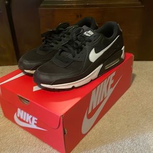 Black Nike air maxes. Men’s